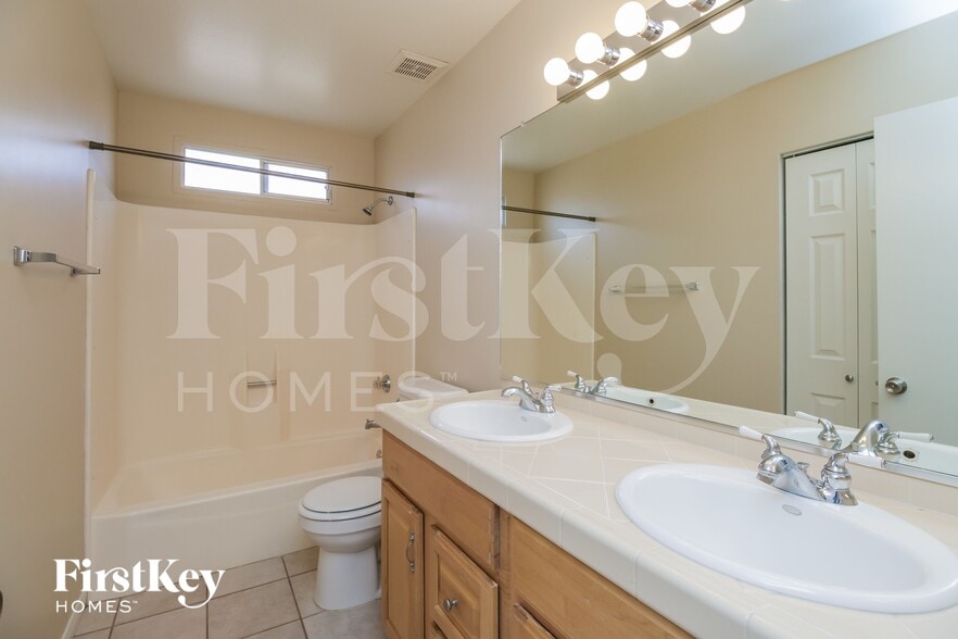 Building Photo - 813 E Todd Dr