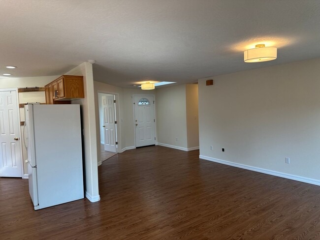 Building Photo - Beautiful 3 bedroom 2 bathroom house in a ...