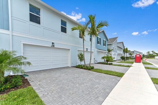 Building Photo - 4093 Longwood Lake Sq