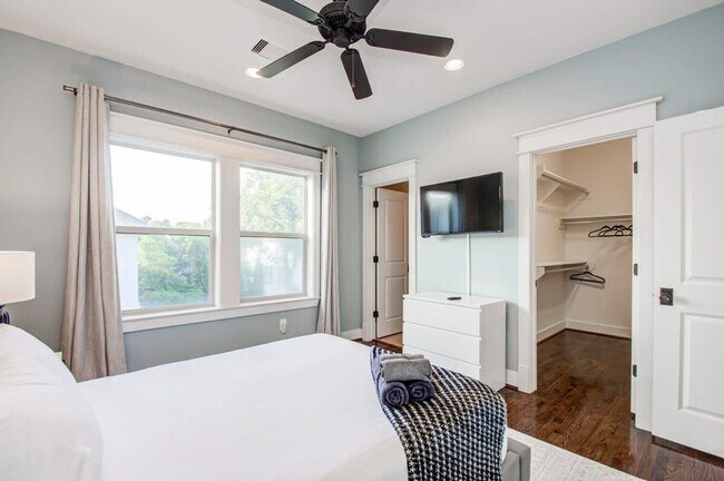 Building Photo - 2323 Woodhead St