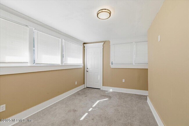 Building Photo - 533 W 18th St