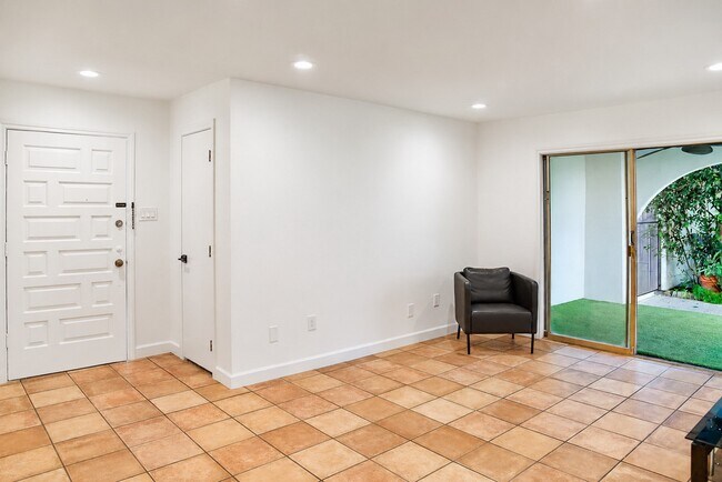 Building Photo - 2744 Briarhurst Dr