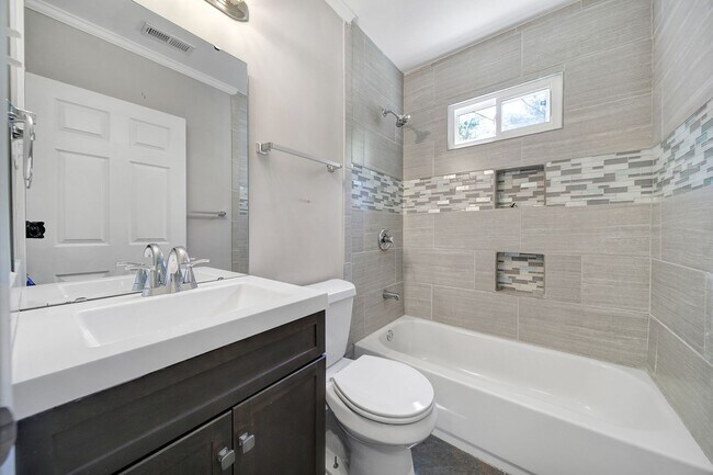 Building Photo - Lovely 2 Bed 1 Bath Bungalow Home in Charl...