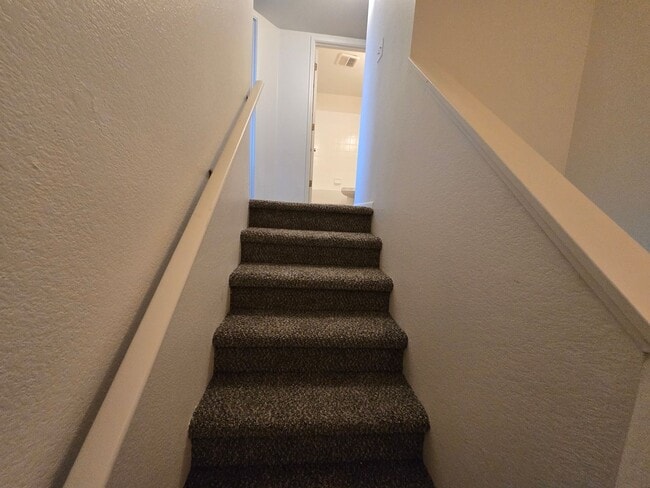 Building Photo - 3 Bedroom 2.5 Bathroom Sonoma Village Townhouse