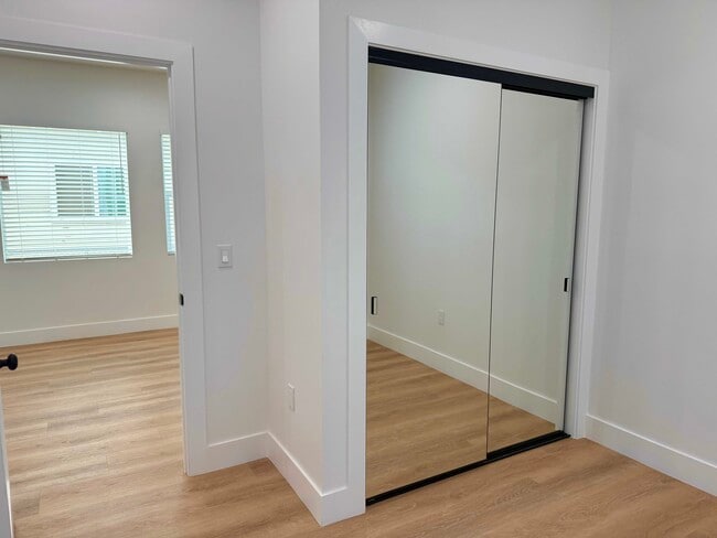 Building Photo - 678 E 45th St