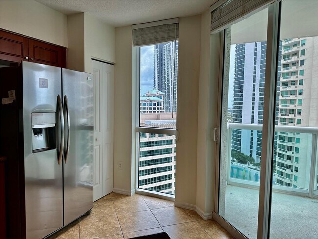 Building Photo - 347 N New River Dr E