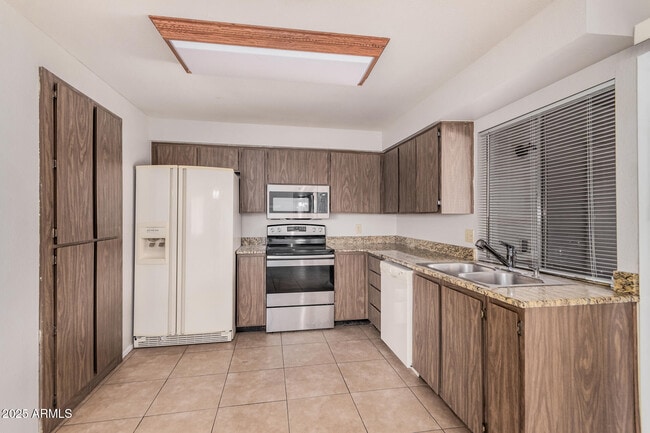 Building Photo - 5505 W Sunnyslope Ln