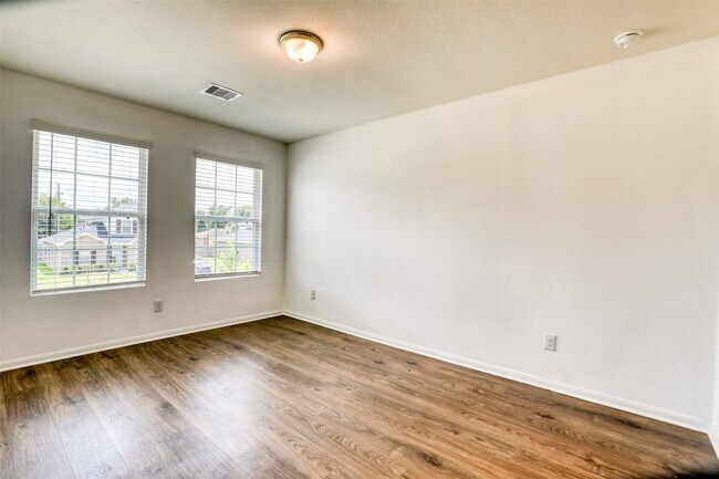 Building Photo - 422 Magnolia Ln