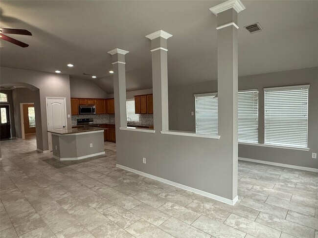 Building Photo - 16126 Saxon Hollow Ln