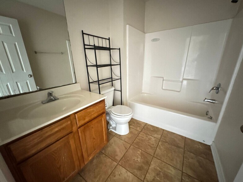 Building Photo - 4002 Cambridge Dr