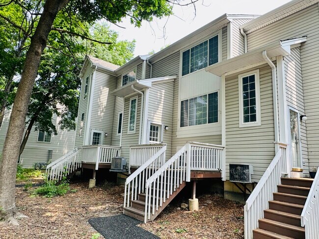 Building Photo - 256 W Treehouse Ln