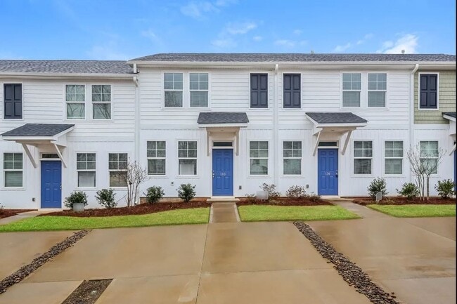 Building Photo - 3 Bed/ 2 full + 2 1/2 baths NEW Boiling Sp...