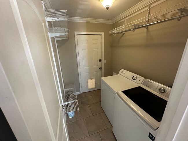 Building Photo - FOR LEASE - 3 bed, 2 bath, 1400 sqft single-family home