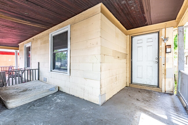 Building Photo - 734 Dewey Ave