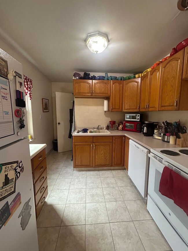Building Photo - 3 bed, 1 1/2 Bath House