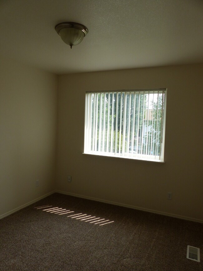 Building Photo - 1214 Forsythia Ave