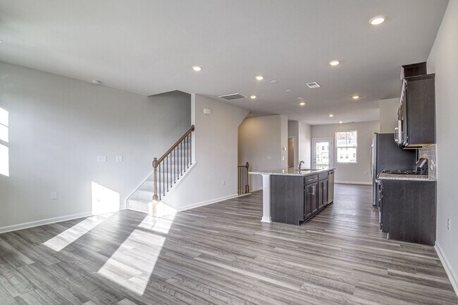 Building Photo - 2437 Kasota Ln