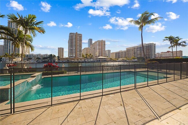 Building Photo - 513 Palm Dr