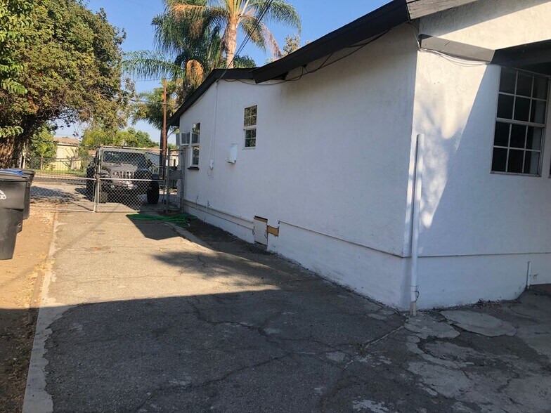 Building Photo - 526 S San Antonio Ave