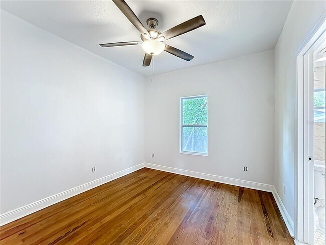 Building Photo - 2409 Drake Dr