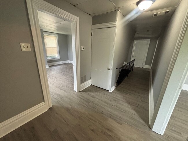 Building Photo - Newly updated 3 bedroom apartment in Mt Washington !