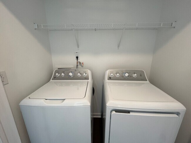 Building Photo - Newly Built 2BD, 2.5BA Apex Townhome in an HOA Community Near RDU Airport, RTP, and Fenton