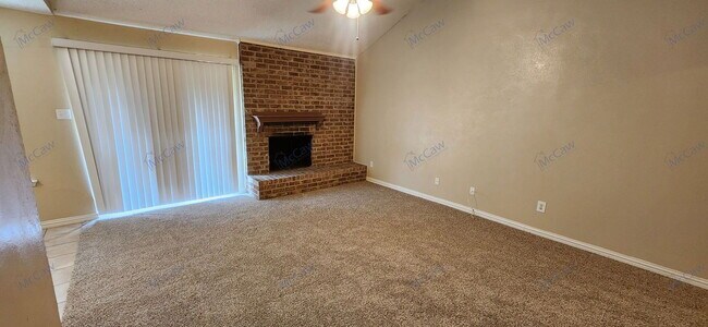 Building Photo - 2204 Oak Hill Dr