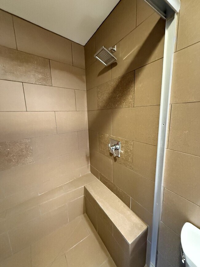 Building Photo - Luxury Apartment
