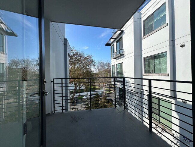 Building Photo - 5953 Saturn St