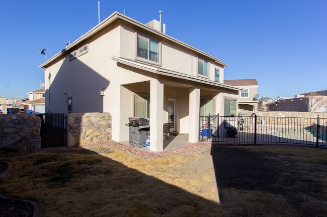 Building Photo - BEAUTIFUL EASTSIDE HOME WITH POOL