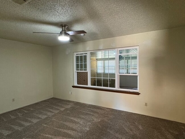 Building Photo - Comfy & Spacious 3 Bed Home! Mesa School D...