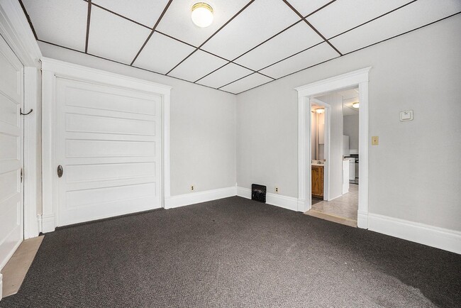 Building Photo - 121 S Clay St