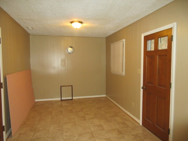 Building Photo - $1,780 - 3 Bedroom 1.5 Bathroom Unfurnishe...