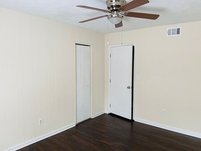 Building Photo - 3 bedrooms /2 bath Condo Available Now