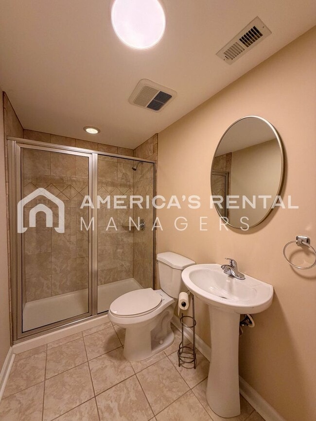 Building Photo - Spacious Five Bedroom Residence in Meadowbrook!