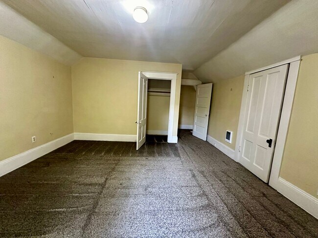 Building Photo - Charming 3 Bedroom Portland Home!