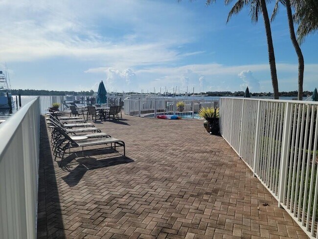 Building Photo - 125 Harbors Way
