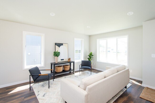 Building Photo - 4 Bed 3 Bath Single Family Home