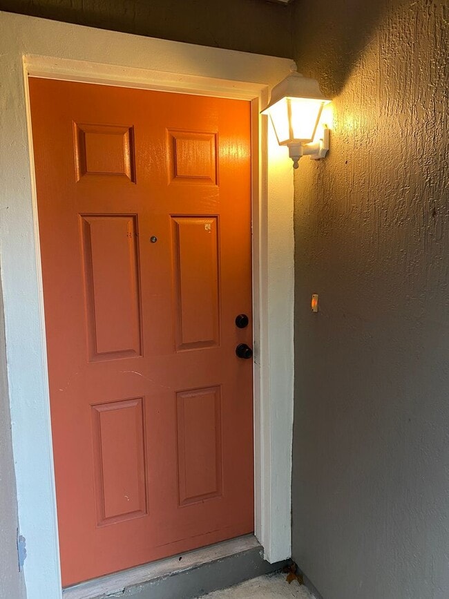 Building Photo - One-Story End Unit Oasis Backing to Preserve - No Carpet + Plantation Amenities!!