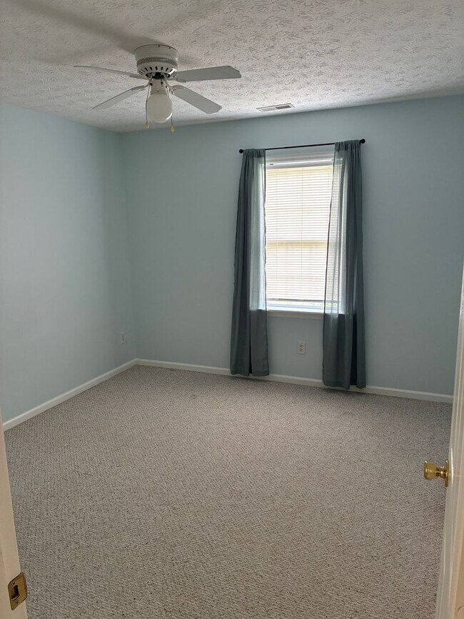 Building Photo - 3 Bed 2 Bath Newport Home Available now
