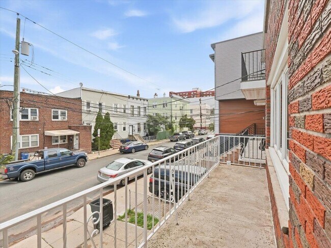 Building Photo - 89 Bleecker St