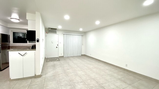 Apt 2: Living Room looking to entry - 608 N Hayworth Ave