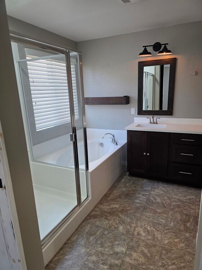 Building Photo - Beautiful Single Level 4 Bedroom located in Canyon Hills