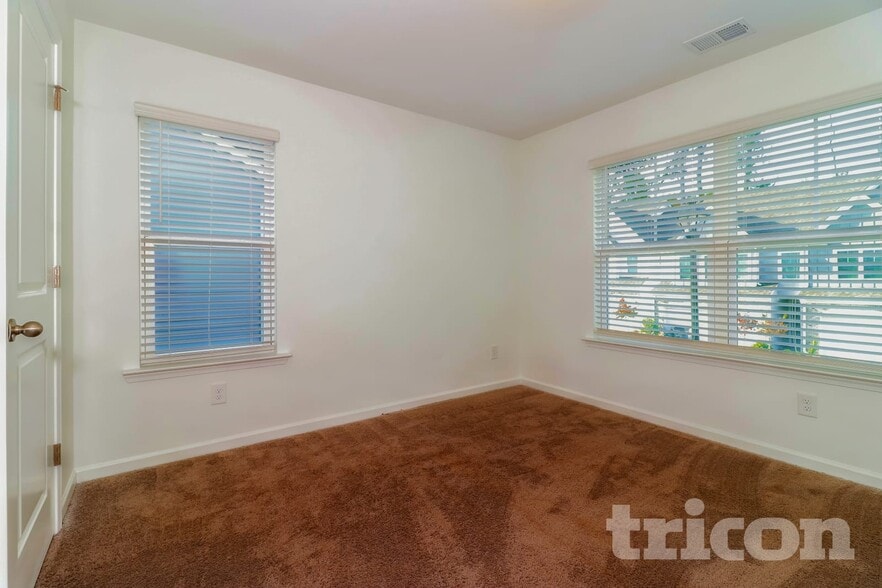 Building Photo - 2055 Rosemary Park Ln