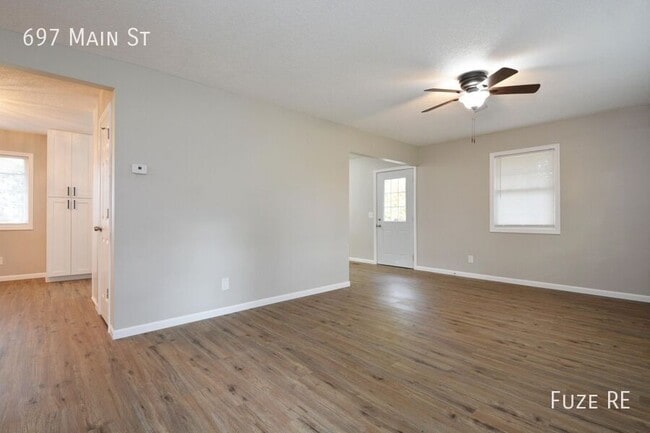 Building Photo - 697 Main St