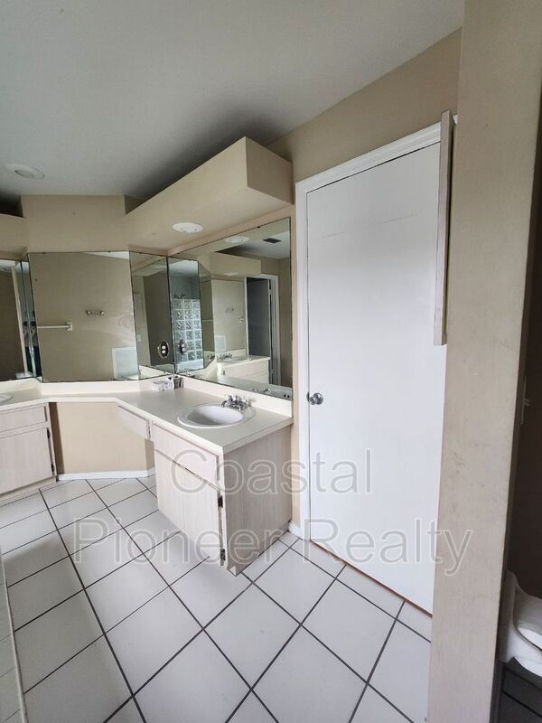 Building Photo - 10121 Sea spray Pl