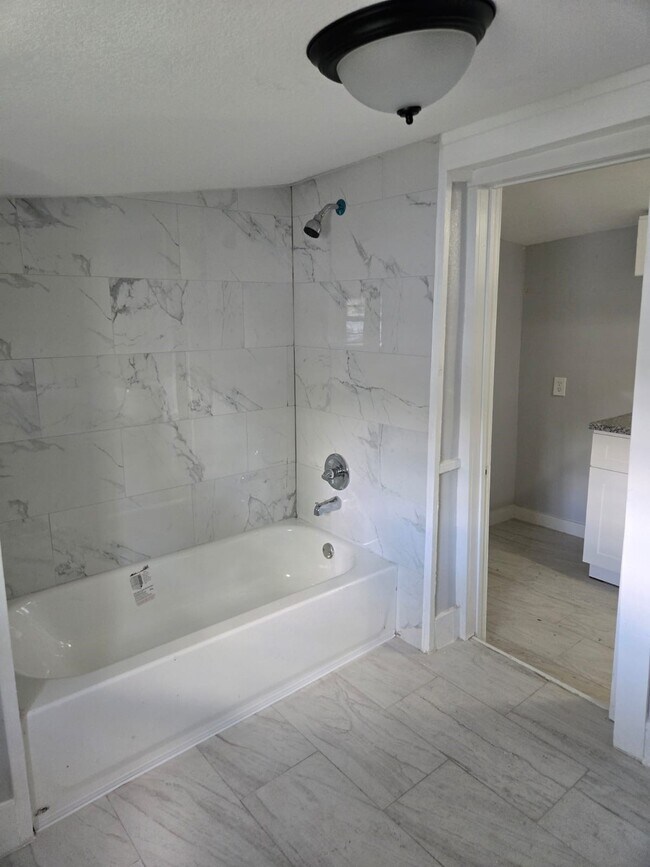 Building Photo - 5906 Hillsboro St