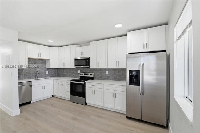 Building Photo - 1400 NE 43rd Ct