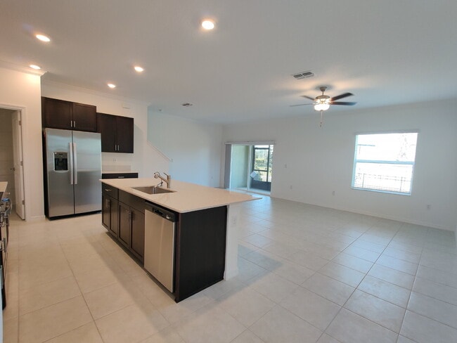 Building Photo - Spacious End-Unit Townhouse in FishHawk Ranch | Top-Rated Schools