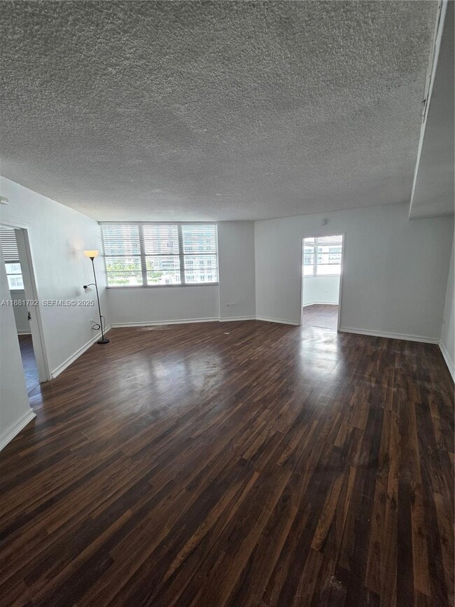 Building Photo - 905 Brickell Bay Dr